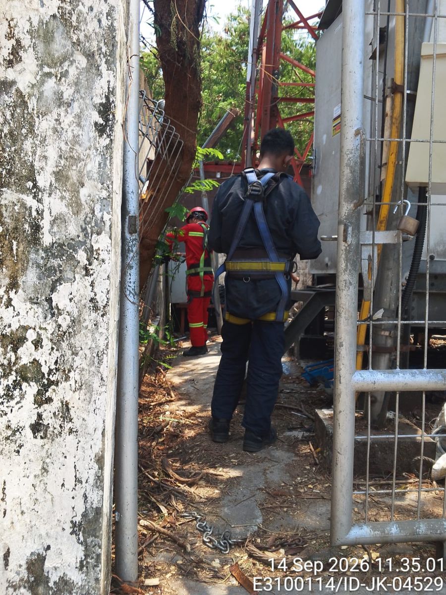 Tower climbing dan instalasi BTS